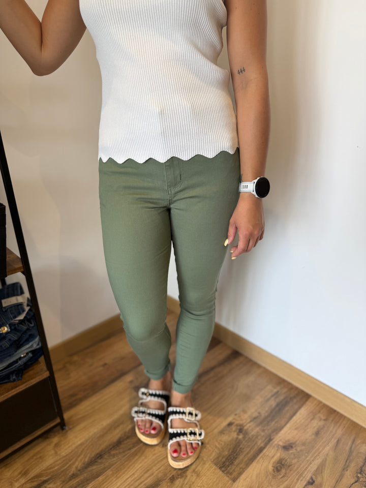 Jean fin Rania kaki