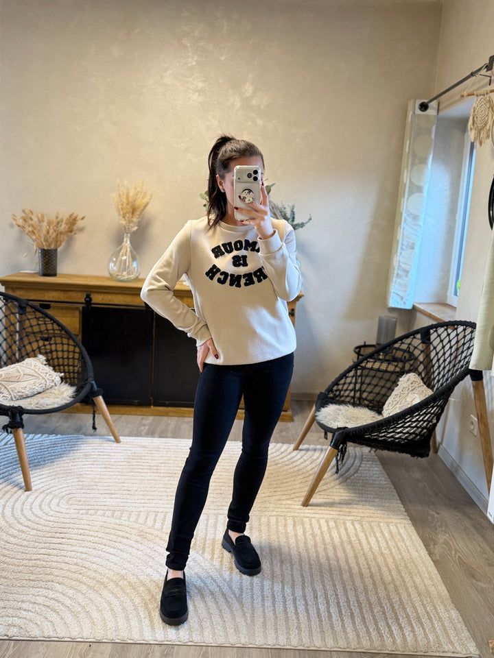 Sweat-shirt amour is French